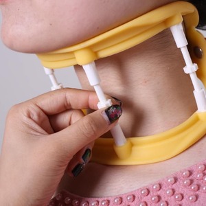 Attelle de traction cervicale, taille unique, réglable manuellement, support et correcteur de nuque pour adultes, portable, en nylon jaune et rouge - Product Image 1