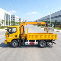 Grue montée sur camion léger de 4000 kg pour usage de construction, pompe hydraulique, roulement en option, châssis Sinotruk/Dongfeng/Shacman, 9 m