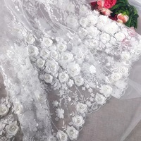 Tissu de robe de mariée en dentelle brodée avec des paillettes de fleurs 3D et des perles en maille