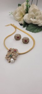 Ensemble de bijoux plaqué or de luxe comprenant un collier et des boucles d'oreilles pendantes assorties, ornées de diamants américains blancs et de pierres rouges. - Product Image 2