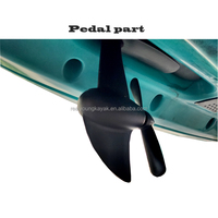 Les pêcheurs à pédales à rabat de mer non gonflables sont assis sur le kayak de pêche en plastique avec des pédales conduisent un venta unique fabriqué en Chine