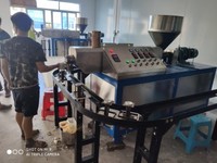 Machine de production et de fabrication de poupées sexuelles pour adultes, incluant des modèles de pénis réaliste, de dildos gonflables, de vagins anaux et de vagins de poche, conçus pour usage masculin et féminin, avec des fonctions érotiques de simulation de fesses nues.