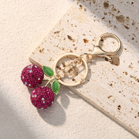 Porte-clés cerise entièrement orné de strass brillants, joli porte-clés fruit scintillant, décoration élégante pour sac à main et sac à dos, et cadeau idéal pour femme au quotidien