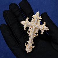 Pendentif Croix Baroque Sculptée de Luxe Vintage Plaqué Or Fait Main avec Diamants Moissanite VVS pour Hommes Rappers