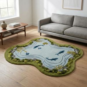 Tapis en laine tufté irrégulier, motif poisson Koi et étang, inspiré de la nature, vert mousse et bleu, pour chambre, salon, espace détente, vente en gros - Product Image 4
