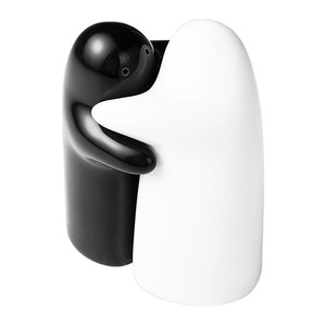 Salero y Pimentero de Cerámica con Diseño de Fantasmas Abrazándose, Regalo de Halloween - Product Image 1