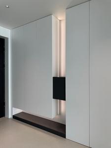 Elegante Zapatero de Pared Personalizado con Estantes Escalonados, Iluminación LED y Diseño Minimalista para Interiores de Casas de Lujo - Product Image 3