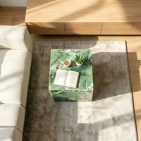 Table basse de luxe avant-gardiste minimaliste en onyx vert en forme de C pour mobilier de salon haut de gamme et hôtels de prestige