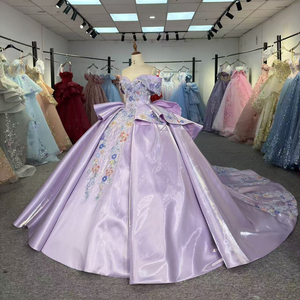 ชุดราตรีงาน Quinceanera แบบมีชายกระโปรงยาว ทรงบอลกาวน์ สีม่วงไลแลคเงางาม รุ่น 6972 ประดับลูกไม้ แต่งดอกไม้ ปักคริสตัล คอรูปหัวใจ พร้อมเชือกผูกด้านหลัง - Product Image 2