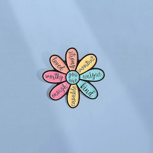 Broche de esmalte motivacional con diseño floral y citas inspiradoras: Eres suficiente, merecedora, fuerte. Insignia para bolsos y ropa, regalo. - Product Image 2
