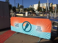 Barrières en maille vinyle pour événements sportifs en plein air, barriques de contrôle de foule en bordure de route, poteaux de drapeaux en aluminium, drapeaux promotionnels, bannières