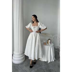 Robe de cocktail vintage élégante en dentelle brodée blanc cassé, col carré, taille empire, coupe trapèze, respirante, écru - Product Image 1