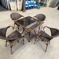 Chaises empilables modernes et confortables en métal et rotin PE imperméables pour hôtel, villa, patio, jardin et cour.