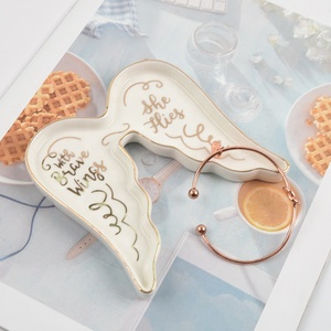 Bandeja de estilo hoja de plátano con borde dorado y plumas verdes oscuras: platos de cerámica para almacenamiento de baratijas de frutas y joyas de lujo - Product Image 5