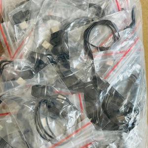 Auriculares con cable tipo C, micrófono de solapa de un solo oído, color negro, para productos en stock. - Product Image 3