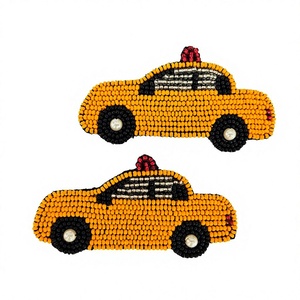 Broches personnalisables en forme de taxi avec perles jaunes faites à la main pour accessoires vestimentaires unisexes à un prix exceptionnel - Product Image 1