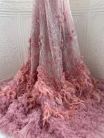 Tissu de maille brodé de perles de paillettes de plumes 3D extensibles Tissu de robe de mariée royale élégant avec dentelle de fleurs et matériaux de perles