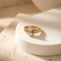 Bague Dina Vintage en acier inoxydable plaqué or avec deux zircons ronds et petites pierres bleues, bande texturée rétro
