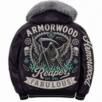 Blouson aviateur bomber personnalisé en cuir pleine fleur avec capuche en fourrure, patchs gothiques appliqués et garniture en strass pour marque streetwear