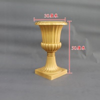 Accessoires de mariage : Colonne romaine, guide de route, pot de fleurs en plastique doré, plateforme en T, déguisement