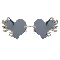 À la mode luxe diamant 2023 nouvelle mode strass coeur lunettes de soleil en gros sans monture Unique petite forme amour diamant lunettes de soleil