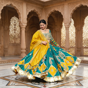 Robe de soirée élégante en satin, coupe trapèze, longueur maxi, avec broderie paisley, perles et contraste de couleurs. - Product Image 1
