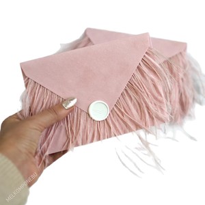 Sobre de Invitación de Boda Personalizado de Terciopelo con Estampado Dorado, Adorno de Pluma de Avestruz y Sello de Cera - Product Image 2