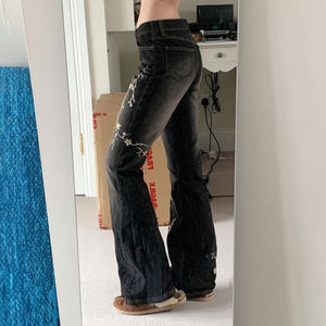 กางเกงยีนส์ทรงขาบานเอวต่ำพิมพ์ลายดอกไม้สไตล์ Y2K สำหรับผู้หญิง ผ้าเดนิมล้างทำสีแบบดิสเทรส ทรงหลวมใส่สบาย เป็นมิตรกับสิ่งแวดล้อม ขายส่ง - Product Image 4