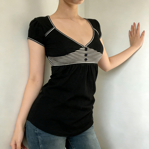 เสื้อครอปแขนสั้นคอวีลายทางขาวดำสไตล์ลำลอง แต่งผ้าแบบแพทช์เวิร์ค ทรงเอไลน์ กระดุมหน้า เหมาะสำหรับสาวๆ ใส่ได้ทุกวัน ใช้งานได้หลากหลาย - Product Image 3