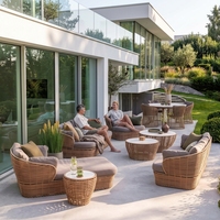 Table basse scandinave en verre avec coussin imperméable pour balcon, design modulaire, et ensemble de canapés d'extérieur en rotin tressé de luxe résistant aux UV