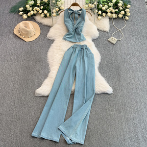 Conjunto de 2 piezas de mezclilla para mujer: Top sexy con cuello en V y cintura retorcida, y pantalones de mezclilla de cintura alta acampanados de pierna ancha. Moda. - Product Image 2