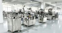 Les commandes PLC automatiques contrôlent le système d'entraînement électrique pour la machine de remplissage universelle de liquides et de pâtes à haute précision et à économie d'énergie.