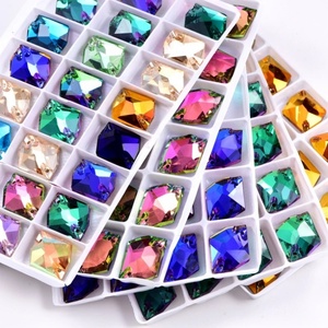 Strass à coudre de qualité supérieure en verre cristal forme cosmique 18 couleurs pour vêtements et accessoires de mariage - Product Image 2
