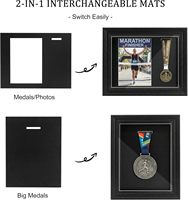 Présentoir de médailles noir 2-en-1 avec tapis pour photos et médailles ou grand support de médailles de table mural – Cadeau pour gagnant de triathlon