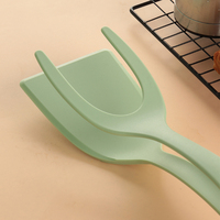 Pince alimentaire 2-en-1 en nylon et silicone pour le retournement des œufs et la pelle pour les ustensiles de cuisine.