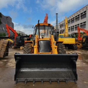 Chargeuse sur pneus JCB 4CX d'occasion, modèle 2021, moteur Cummins, pompe Denison, charge nominale de 9 tonnes, godet à dents jaunes, quatre roues motrices - Product Image 4
