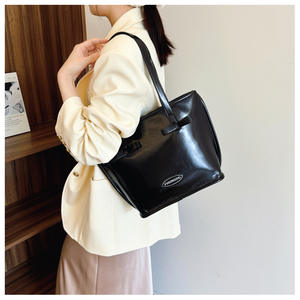 กระเป๋าโท้ทแฟชั่นสำหรับผู้หญิงสีเทาอ่อนเนื้อผ้ามีจีบและมีโบว์ดีไซน์ - Product Image 5