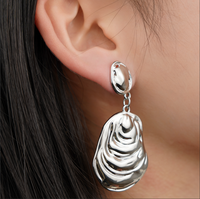 Boucles d'oreilles pendantes tendance plaquées argent, forme coquille d'huître, design ondulé pour femme