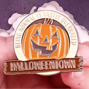 Halloweentown divertente spilla con testa di zucca che è normale è ampiamente sopravvalutata per il regalo in lega per feste per gli amici - Product Image 2