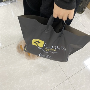 Bolsa de compras de plástico poliéster negro mate al por mayor, bolsa de compras con asa suave y logotipo personalizado impreso para tienda de ropa - Product Image 3