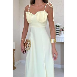 Elegante Vestido de Noche Amarillo de Satén con Escote Corazón, Silueta Ajustada con Abertura y Cintura Natural - Product Image 1