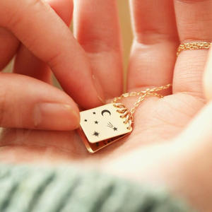 Collar <span class=keywords><strong>de</strong></span> Acero Inoxidable con Colgante <span class=keywords><strong>de</strong></span> <span class=keywords><strong>Libro</strong></span> <span class=keywords><strong>de</strong></span> Astronomía con Estrellas y Luna, Chapado en Oro PVD Personalizado al por Mayor - Product Image 4