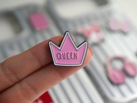 En gros Megasun Pins en émail mignons et féminins, adhésifs 3M, en zinc et fer, avec logo personnalisé, motif Couronne de Reine rose, Fleur de Plumeria, forme irrégulière