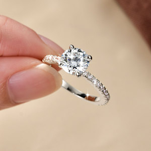แหวนหมั้นมอสซาไนต์ GRA Certified VVS1 สี D น้ำหนัก 2 กะรัต ทรงเจียระไน ฝังแบบ Prong Set ทอง 14K ชุบโรเดียม ป้องกันการหมองคล้ำ สำหรับทั้งชายและหญิง - Product Image 3