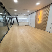 Maison conteneur modulaire préfabriquée en acier et verre de 20 pieds avec fenêtres trempées, design moderne pour hôtel, usage résidentiel, bureau mobile