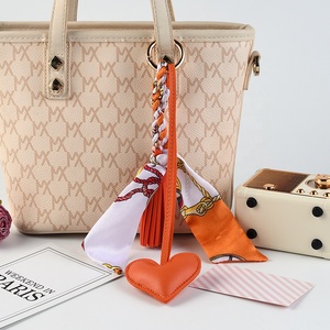 Pendentif en <span class=keywords><strong>cuir</strong></span> à nœud ruban et <span class=keywords><strong>pompon</strong></span>, style mode haut de gamme européen et américain, breloque pour foulard, sac et <span class=keywords><strong>porte</strong></span>-<span class=keywords><strong>clés</strong></span> de voiture - Product Image 3