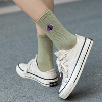 Vente en gros de chaussettes coréennes unies, unies, blanches et noires, brodées avec logo personnalisé