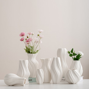 Vase en céramique blanc, forme spirale irrégulière, à large ouverture, pour décoration rustique de salon ou console TV - Product Image 1