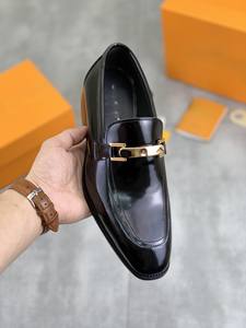 VILUNENES Mocassins de luxe pour hommes | Chaussures d'affaires faites à la main en cuir marron brillant avec boucle en métal doré et motif à carreaux - Product Image 4