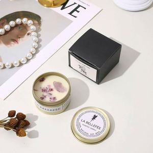 Bougie parfumée de luxe en boîte dorée avec cire de soja et fleurs séchées pour des cadeaux artisanaux haut de gamme - Product Image 4